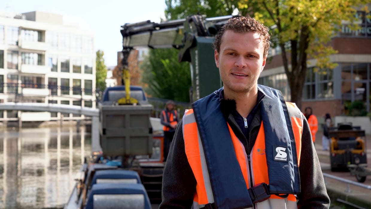 Video | Deze boot vervoert al het vuilnis van de UvA