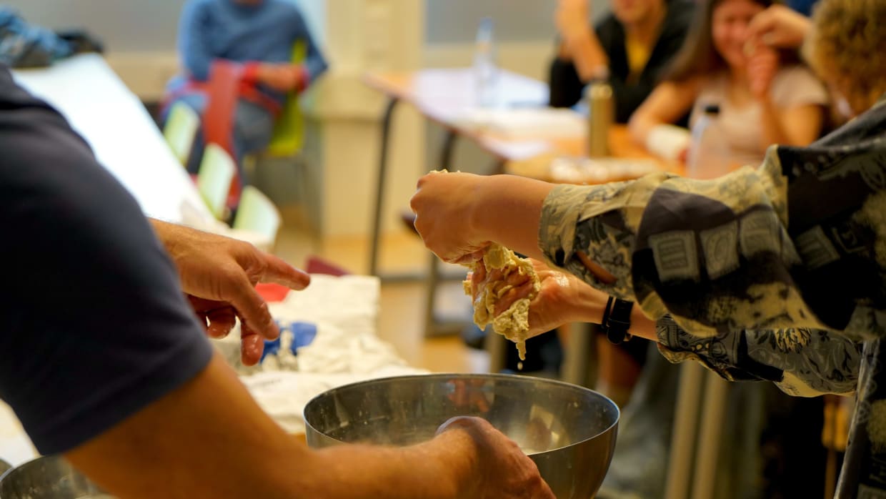 Students make bread during lecture: full classroom in course on science behind cooking
