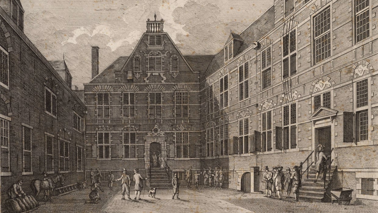 Gezicht op de binnenplaats van het Oost-Indisch huis aan de Kloveniersburgwal rond 1800.