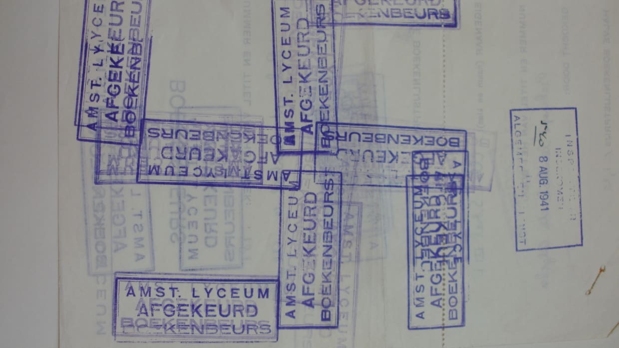 Pesterij op het Amsterdams Lyceum: een briefje dat in een boek van een meisje uit een NSB-gezin was gestopt.