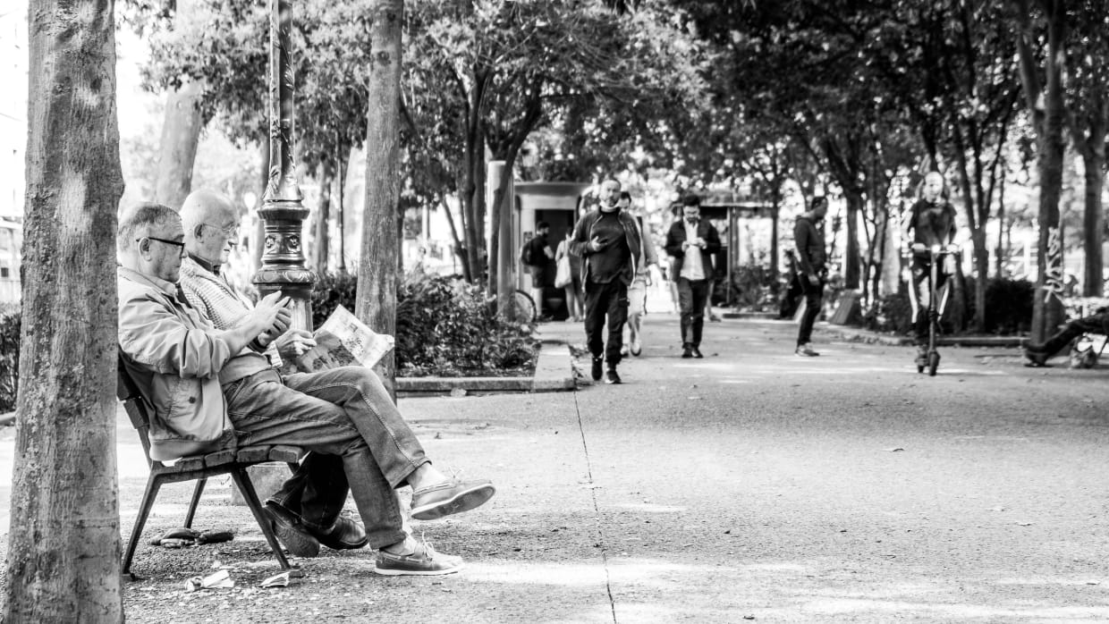 Parijzenaars in een park.