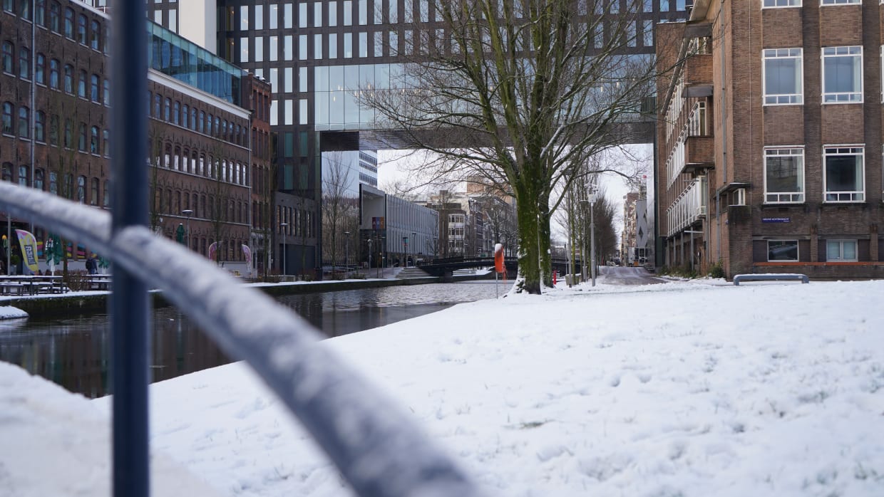 Roeterseilandcampus in de sneeuw