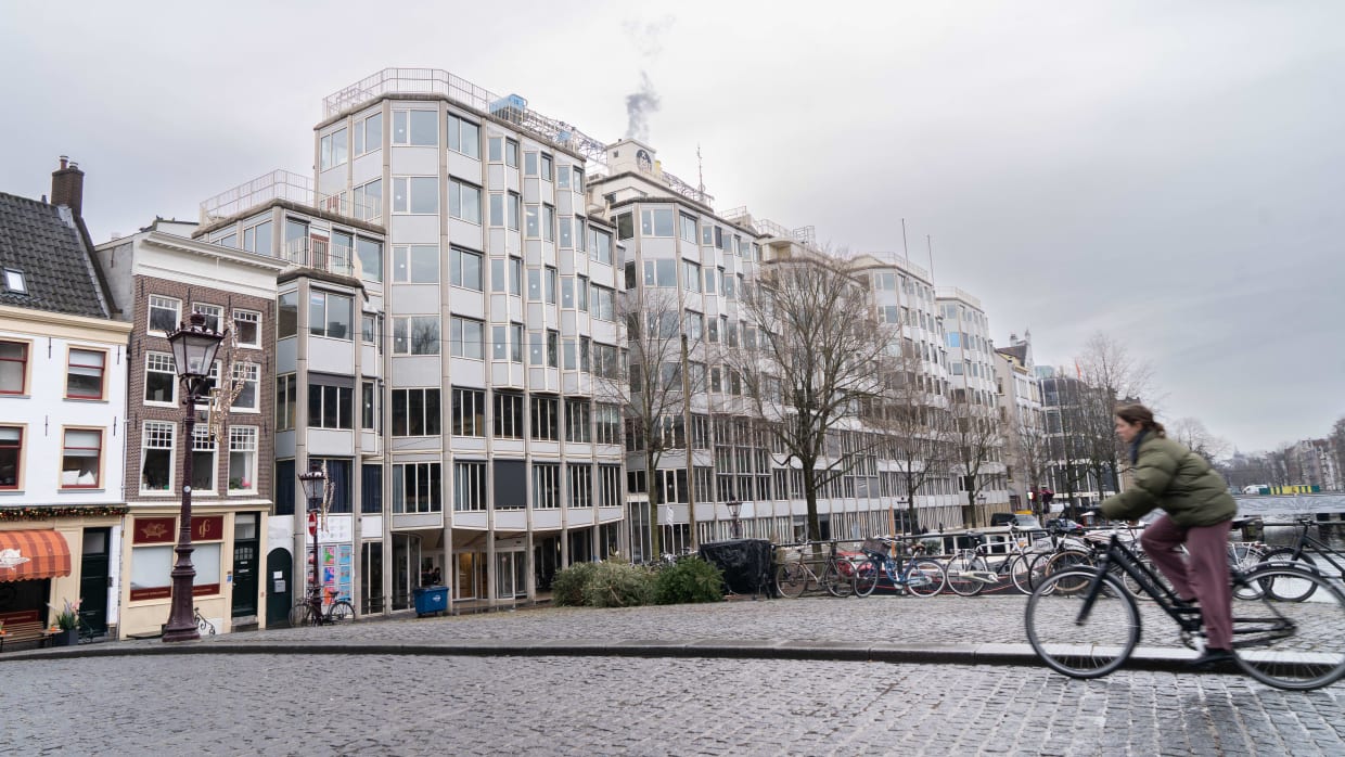 P. C. Hoofthuis, gezien vanaf de Torensluis