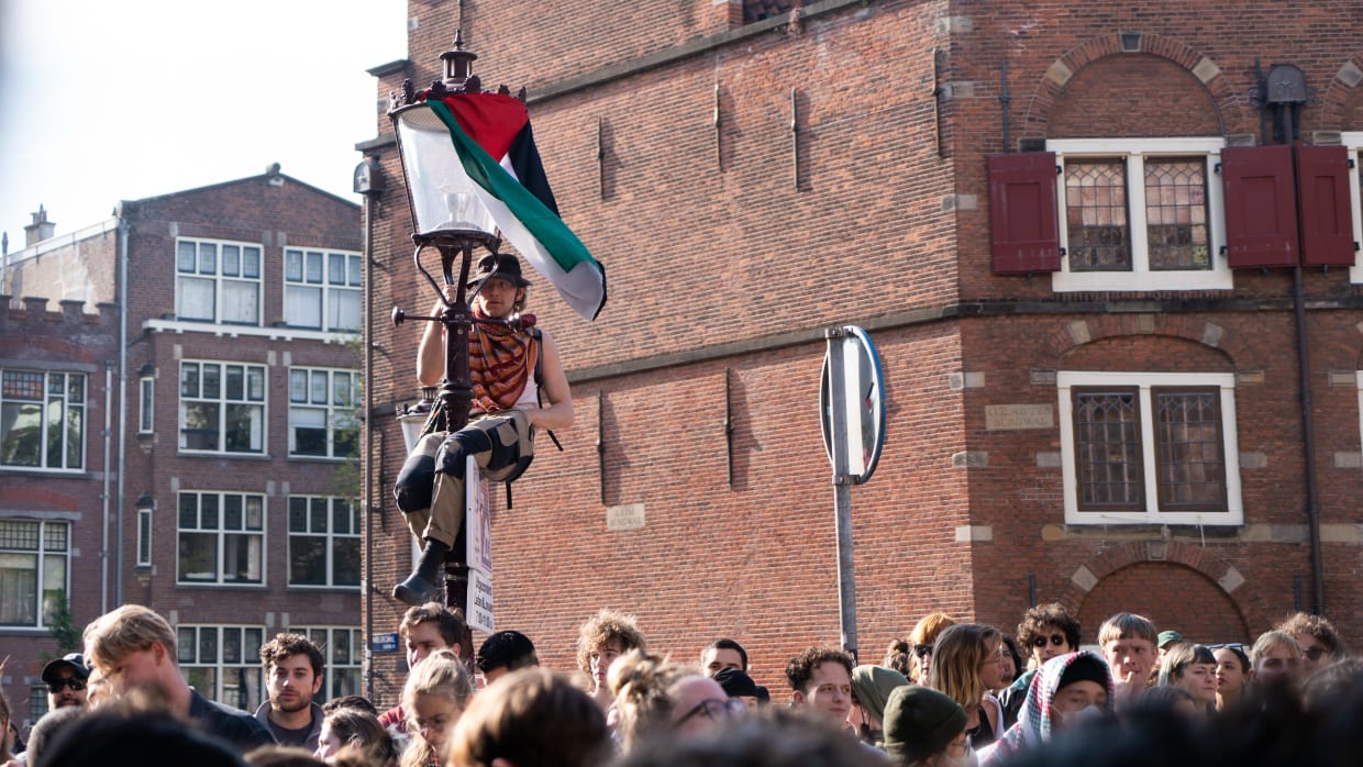 Pro-Palestinademonstranten op het Binnengasthuisterrein van de UvA in mei 2024.