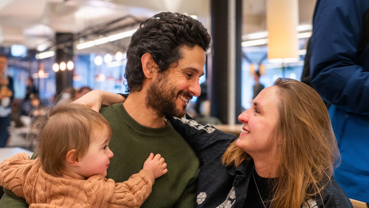 Yasin en Laura met zoontje Ilias