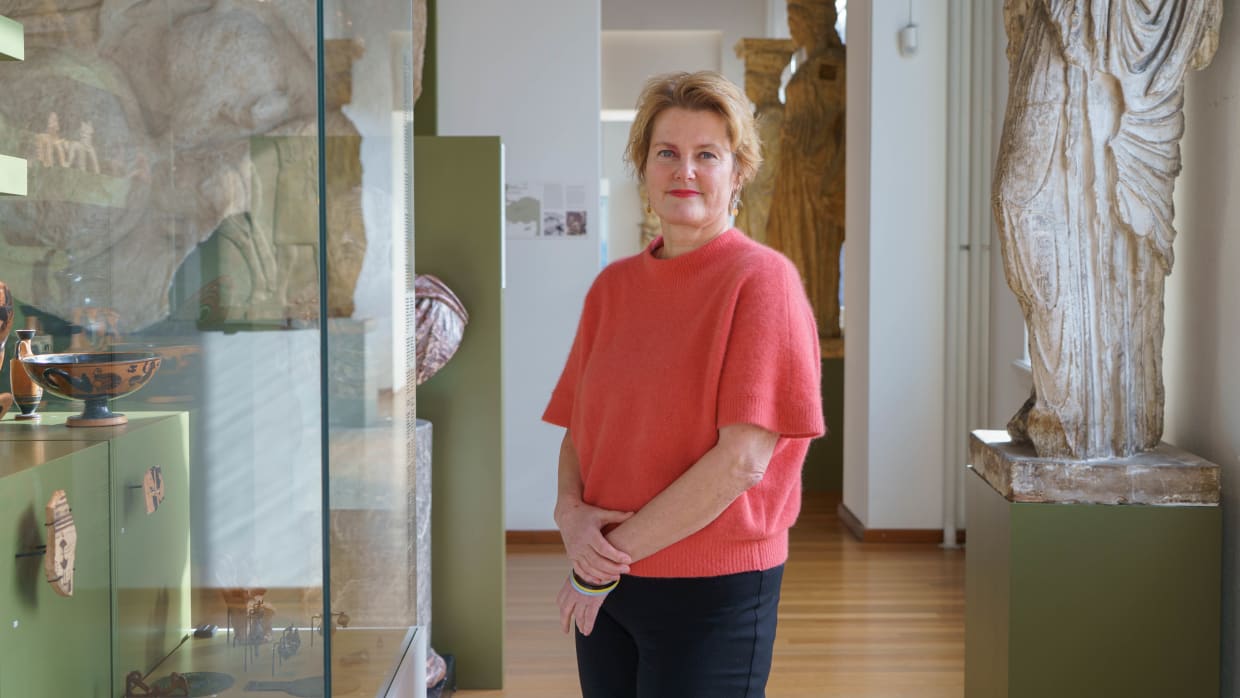 Anne Versloot: &lsquo;Rhousopoulos leek me een interessant persoon die niet helemaal binnen de lijntjes kleurde. Daar wilde ik wel meer over weten.&rsquo;