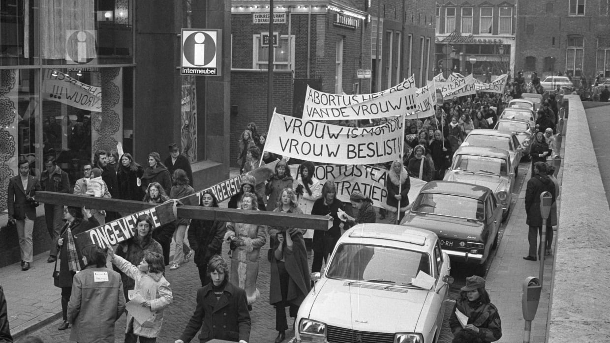 Dolle Mina's en progressieve vrouwen protesteren in Utrecht tegen nieuwe Abortuswet