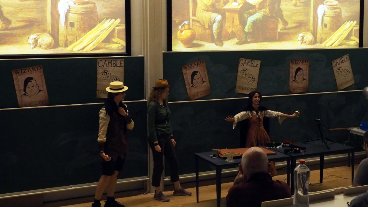 De assistent van de tovenaar beeldt een experiment uit in The Science of Magic.