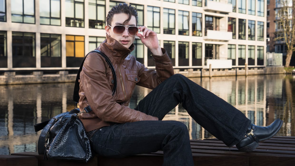 Eindelijk zon, dus jassen uit: Roeterseiland verandert direct in soort catwalk 