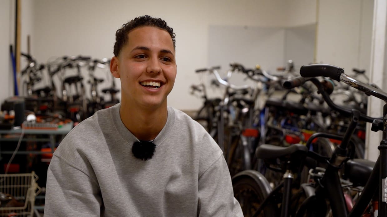Video | UvA-student Willem maakt van afgedankte fietsen een winstgevende handel