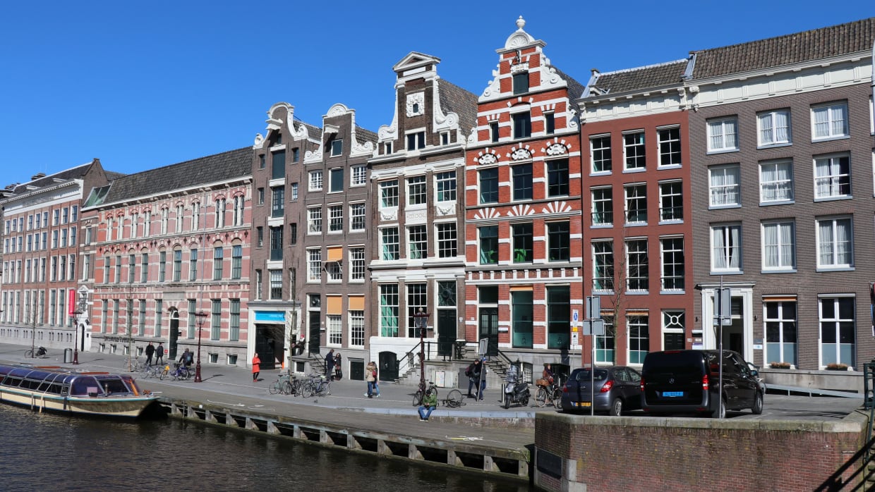 De tweelinggrachtenpanden 145 en 147 grachtenpanden aan de Oude Turfmarkt waar het Institute for Advanced Study (IAS) zetelt.