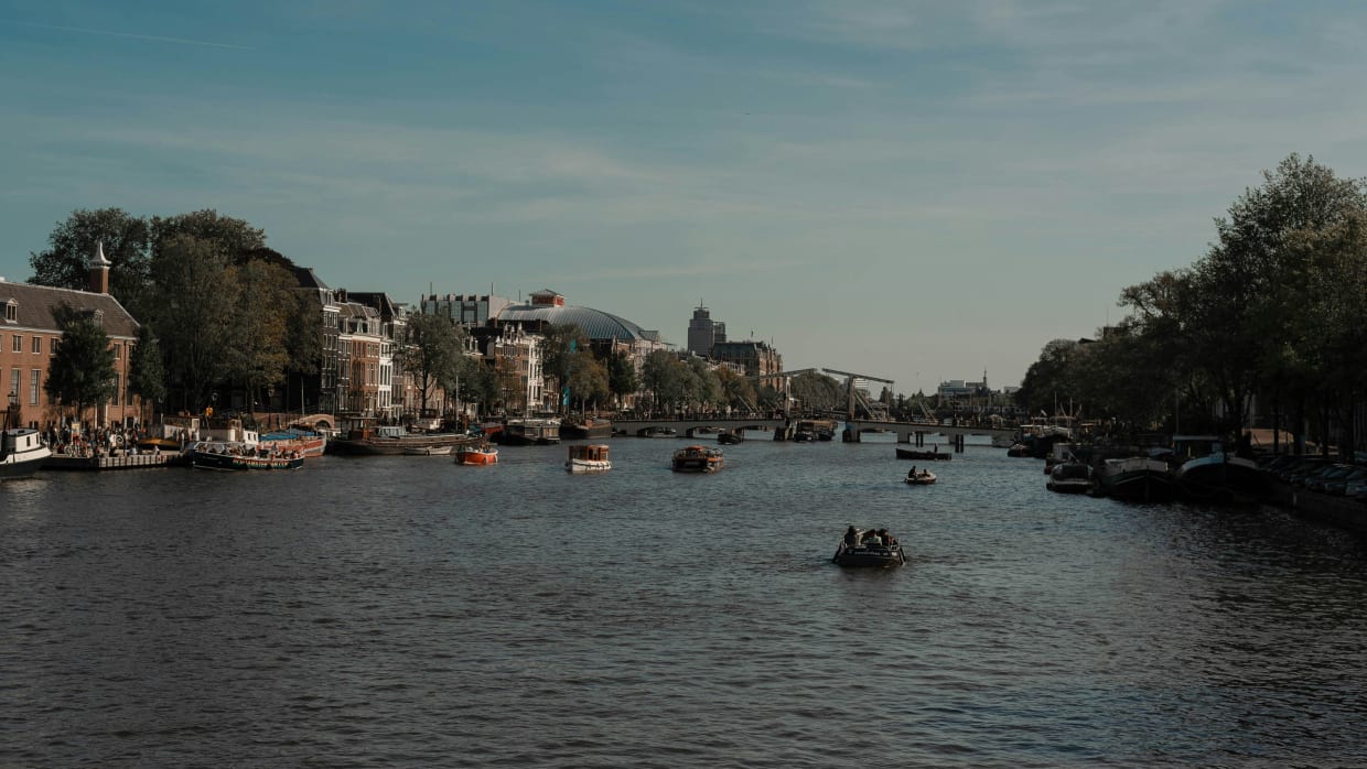 Met rally door grachten zamelen Amsterdamse studenten geld in voor kankeronderzoek