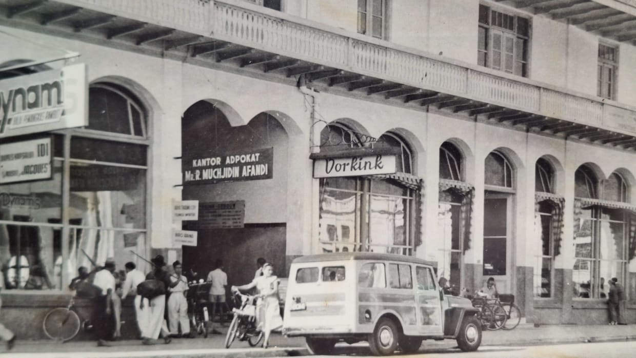 De boekhandel Maatschappij Vorkink van W. van Hoeve in Bandung.