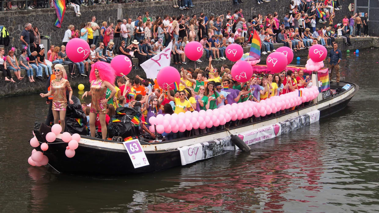 De kleurrijke boot van A.S.V.Gay tijdens de Canal Parade Amsterdam in 2017. Dit jaar kleurt de boot van de studentenvereniging zwart-wit.