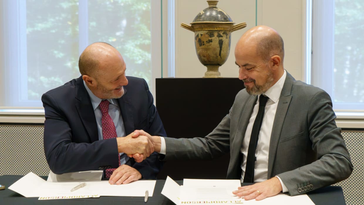 Mario la Rocca, de directeur van het Siciliaanse departement voor Cultureel Erfgoed en Carlos Reijnen, de directeur van de UB