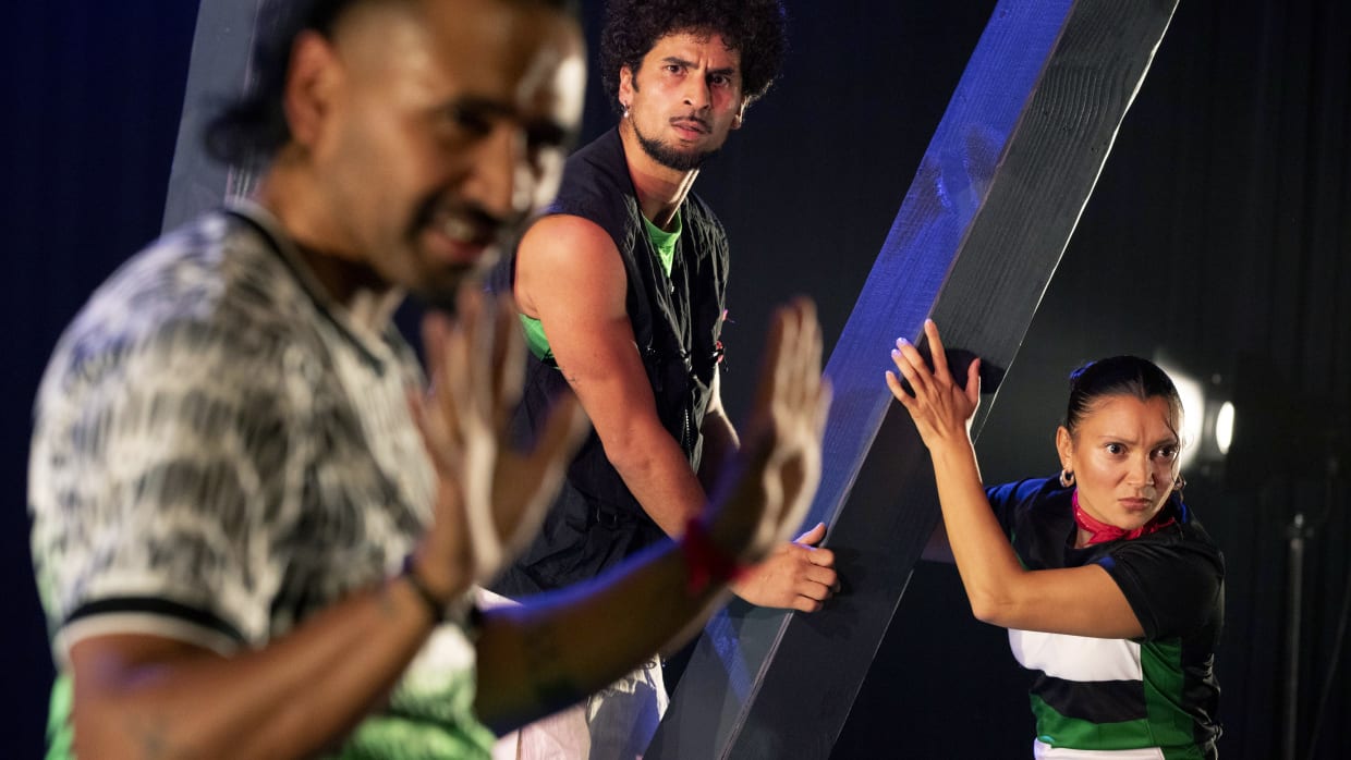  Molukse theatermaker Joenoes Polnaija (links), danser Jefta Tanate en Tara Hetharia tijdens de voorstelling Kelapa Muda.