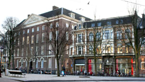 Links het Magdenhuis op het Spui.