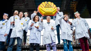 Klimaatactivisten protesteren tegen oliebedrijf Shell onder de brug van Roeterseilandcampus.