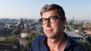 Hoogleraar Zef Hemel na tien jaar Wibautleerstoel: ‘Amsterdam moet niet naar Den Haag kijken, maar zelf iets doen’