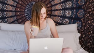 &lsquo;Pyjama uit en make-up op, ook bij een online college&rsquo;