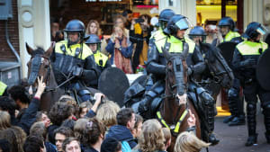 Lees terug | 31 bezetters gearresteerd bij ontruiming P.C. Hoofthuis 