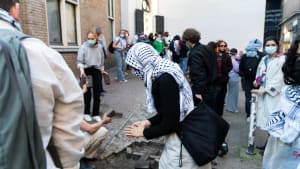 Demonstranten halen op 7 mei 2024 stenen uit de grond van het Binnengasthuisterrein