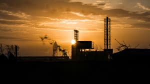 Industrie in de hoofdstad Bakoe van Azerbeidzjan waar de 29ste klimaattop plaatsvindt.