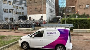 Een busje van schoonmaakbedrijf Vebego