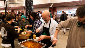 De nieuwe Mensa deelt gratis porties curry uit in REC H.