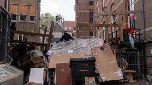 Pro-Palestinademonstranten werpen barricades op bij de Oudezijds Achterburgwal