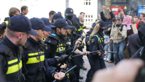Police action during the occupation of the Maagdenhuis on 14 April.