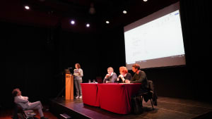 De bekendmaking van de uitslag in Crea met aan de tafel het Centraal Stembureau