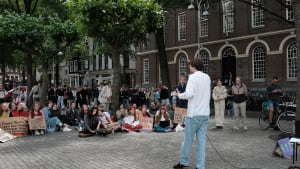 Cabareteske sit-in van theaterwetenschappers op het Spui