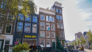 Het Hera-huis op de Nieuwezijds Kolk, tweede pand van rechts