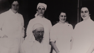 Prof. dr. H. Treur en zijn vrouwelijke assistenten. V.l.n.r.: Jeanne Knoop, Heleen Robert, zuster v.d. Wal, Rosalie Wijnberg