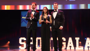 Elze Gerts ontvangt de prijs van echtgenoot van Paulien van Deutekom Kay van der Kooi (links) en broer Roland van Deutekom (rechts).