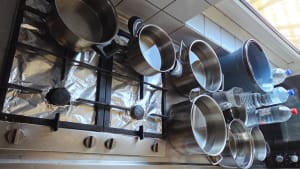 Studenten verzamelen pannen vol water wanneer het stromend water het begeeft