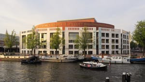 De gemeenteraad zetelt in de Stopera.
