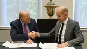 Mario la Rocca, de directeur van het Siciliaanse departement voor Cultureel Erfgoed en Carlos Reijnen, de directeur van de UB