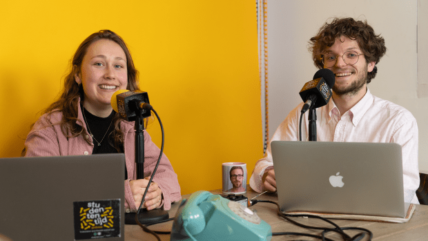Video | UvA-student maakt podcast over twintigers: &lsquo;Gaandeweg leren we&rsquo;