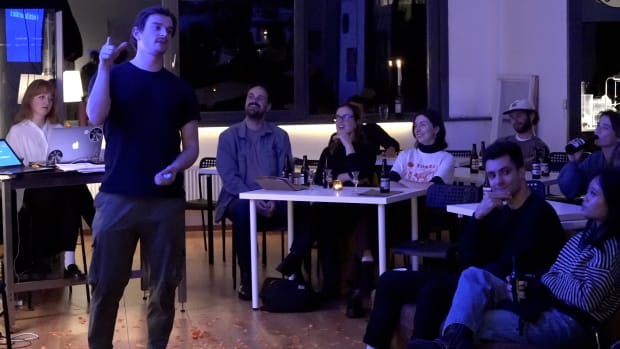 Video | ‘Krijg de vinkentering!’ ‘Wakka Leidse dan?’ Bij deze taalcursus leer je Nederlands, maar nét even anders