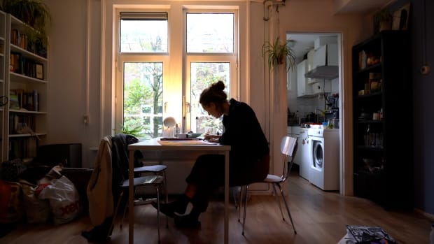 Video | Student Fieke verwerkt haar rouw in tekeningen