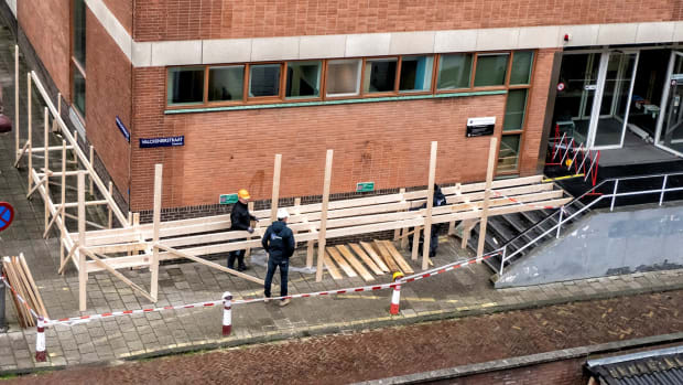 &lsquo;Wordt het een glijbaan, een heuse springschans of een mindervalidentoegang?&rsquo;