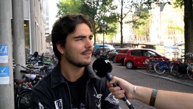Video | 10 jaar Tinder: &lsquo;Kreeg ik een Snap van een meisje, bleek het ineens een man&rsquo;
