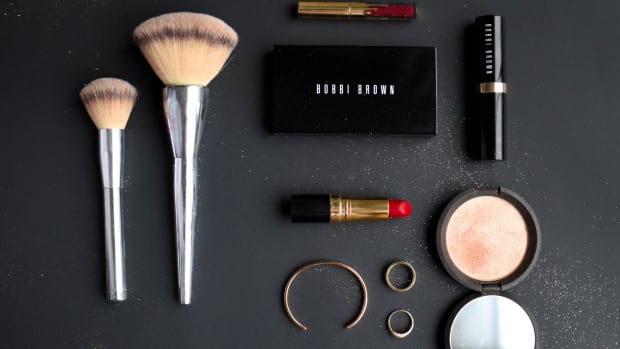 UvA-scheikundigen maken tegelijkertijd brandstof uit zonlicht &eacute;n beginstof voor cosmetica 