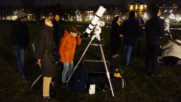 Sterren kijken met Anton Pannekoek Instituut op Museumplein: &lsquo;Lijkt wel 3D&rsquo;