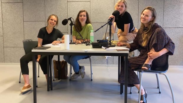Deze vier alumni maakten een podcast over de koloniale erfenis van de UvA