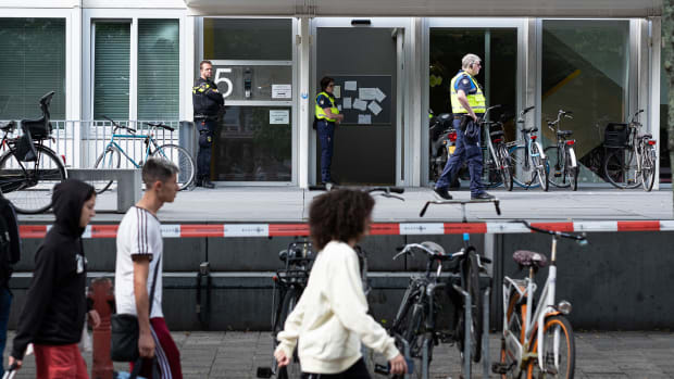 Brand in studentenflat Krelis Louwenstraat, mogelijk gericht tegen regenboogvlaggen 