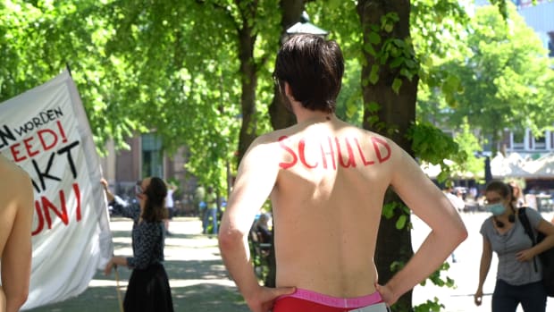 Video | Studenten gaan uit de kleren tegen hun studieschuld