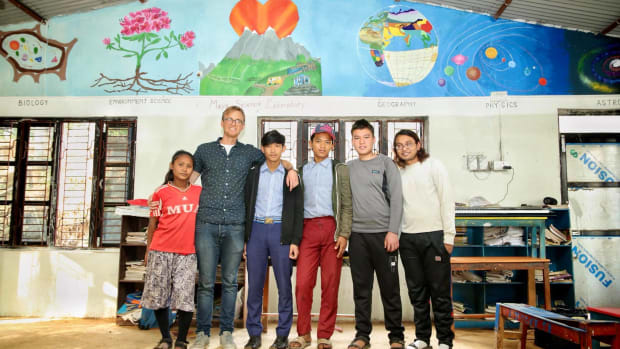 UvA-student Bas helpt Nepalese kinderen naar school